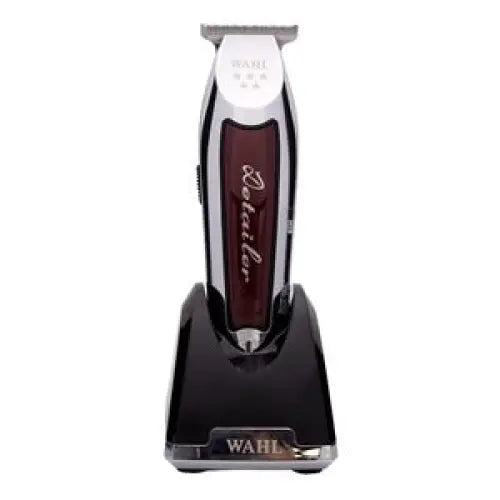 Patillera Wahl Professional 5 Star Cordless Detailer Li Inalambrica en soporte de carga