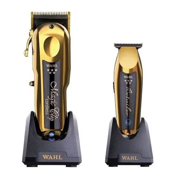 Dos cortadoras de cabello Wahl Combo Oro en estaciones de carga, detalle y magia dorada