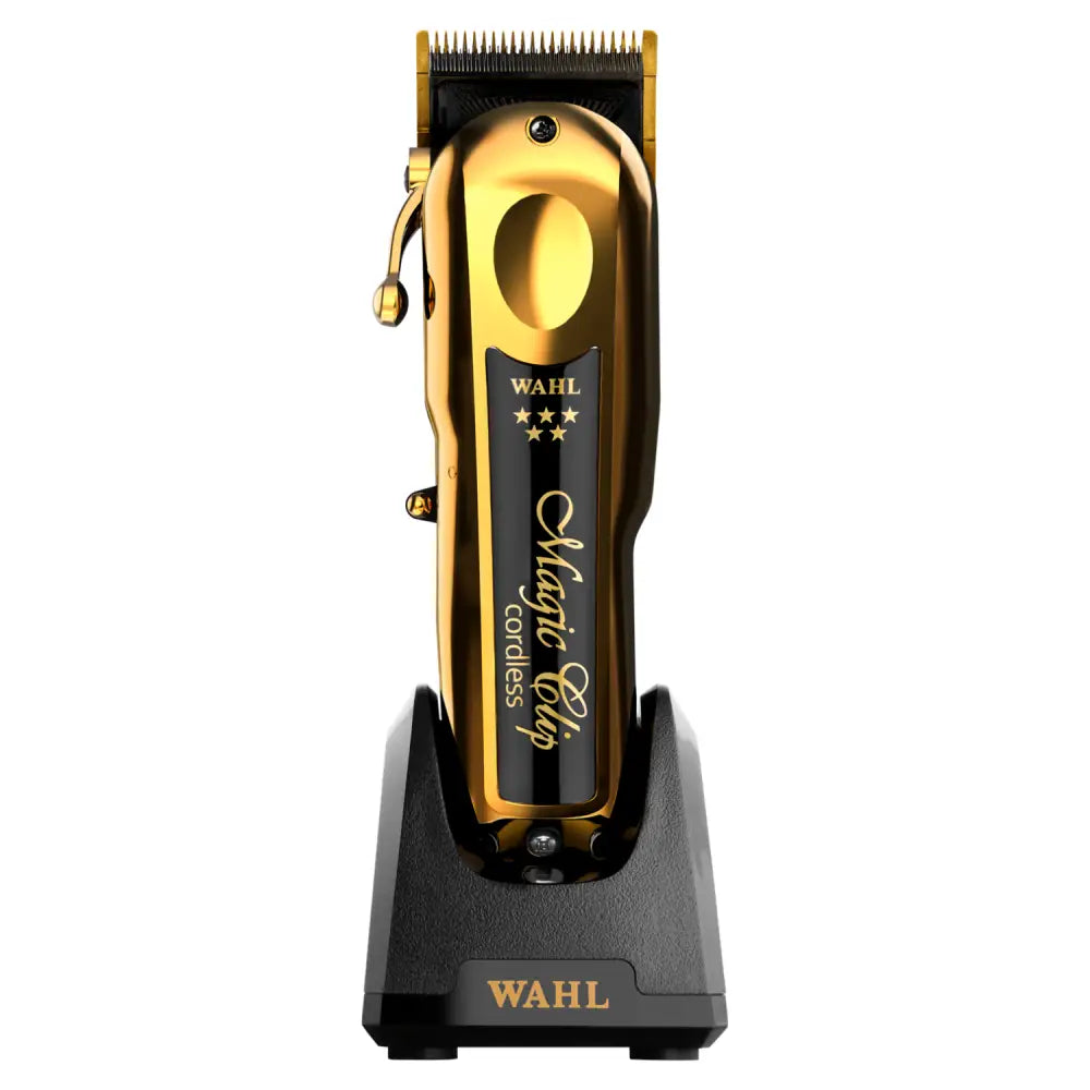 Corta pelo con el Wahl Magic Clip Gold en su elegante soporte de carga